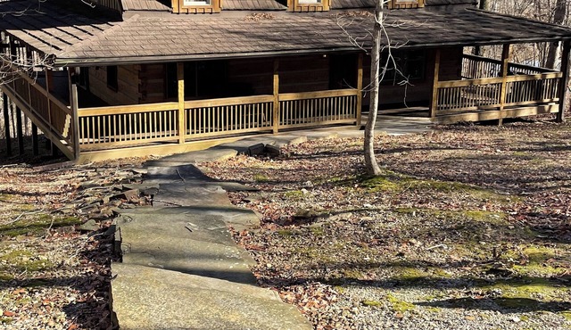 3-bedroom cabin with a loft in lovely Eddyville with WiFi, AC