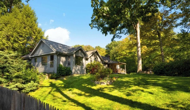 3-bedroom Lakefront House w/Pool, Lakeside Dock, Sunset Views