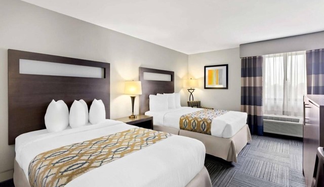 3 Units with Easy Access to City, Shops & Restaurants - with Parking & Breakfast