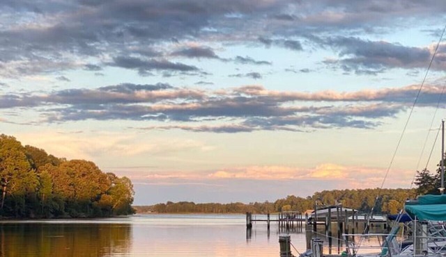 3BR/2BA Waterfront Home w/Dock