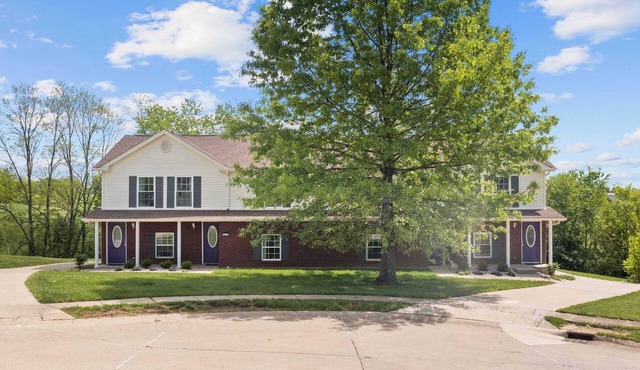 4 Apartments, 10BR - Two and a Half Miles to Ark!
