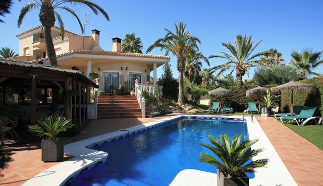 4 Bedroom Villa Sleeps 8 with Private Pool