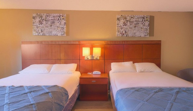 4 Inviting 2 Queen Bed Units w/Elegant Touches and Quick Access to Local Sights