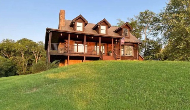 5 Acre 3 Bedroom Cabin Next Door to Troubadour