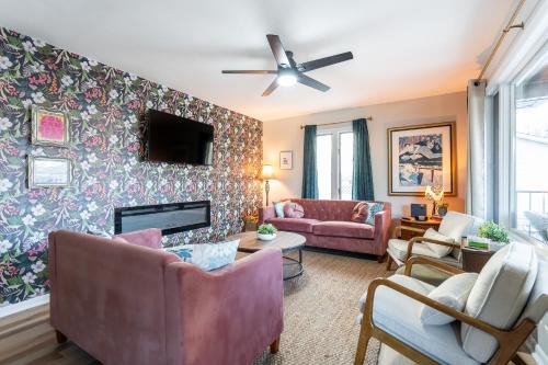 5 Bedroom 2 & 1 half Bath Group Stay Fun Design in Quiet Neighborhood
