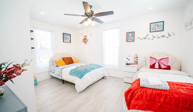 5 BR/4.5BA Luxury Getaway near Metro with Driveway and Private Backyard