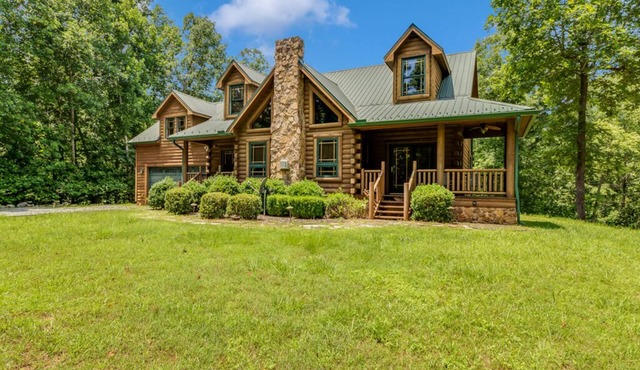 5 miles to Tryon Equestrian Center large log cabin 4 Bedroom 2.5 bath