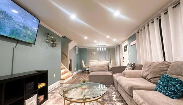 511b Massive 4 Bedroom With Fenced Yard!