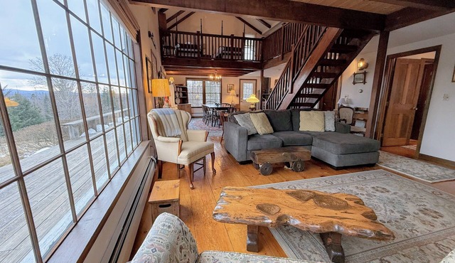 5H Charming hilltop Farmhouse with Stunning Views, near Mountain View Grand Resort!