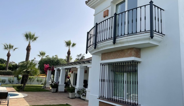 5star A/C villa, 5 min beach & marina w bars refurb. pool & garden.