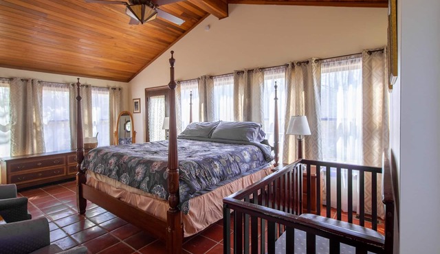6-Bedroom House for 20+ Guests with Hot Tub, Dining Hall & Fire Pit, partially ADA compliant