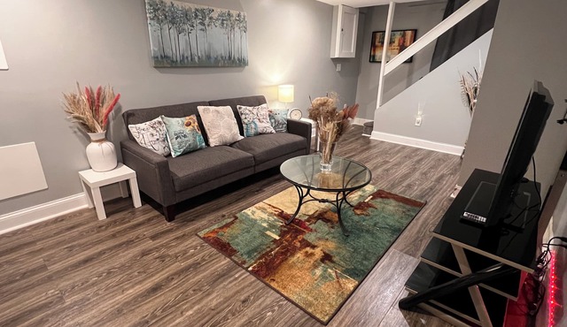 A cozy/modern private suite. Mins away from I695/95 and the heart of Baltimore.