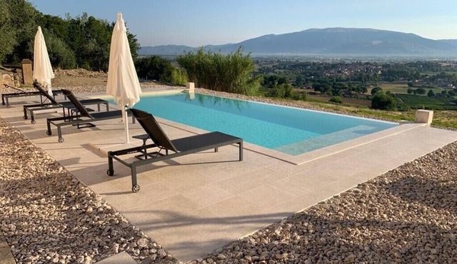 A deluxe Villa with an amazing park and infinity pool in Bevagna