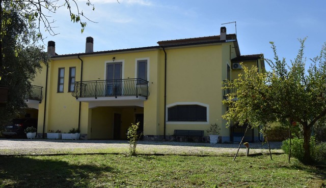 A few minutes from Rome and other centers Farmhouse in the Umbrian village with pets allowed