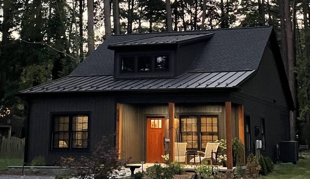 Accessible, 3 Season Screened-in porch, Sauna, Fire Pit, Dog Friendly