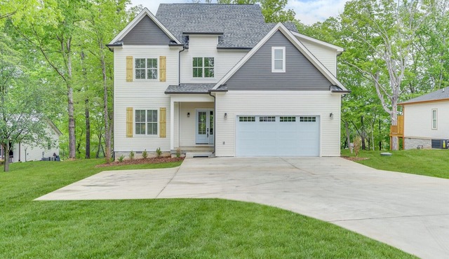 Amazing Lakehouse -Hot Tub-Private Boat Dock- 5 bedrooms, Pool Table, Ping Pong
