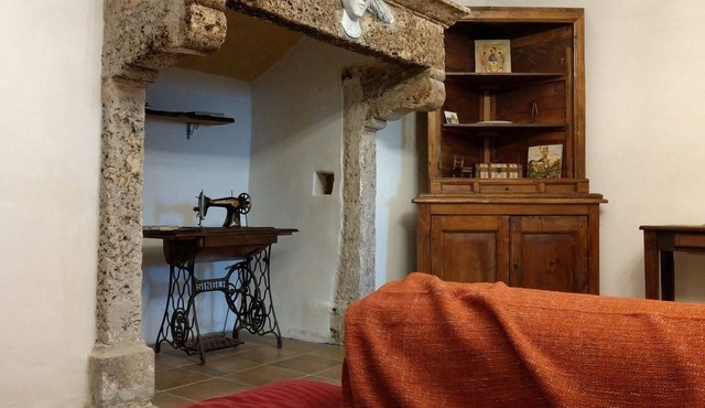 Antica Roccia, historic house in Calascio with all amenities