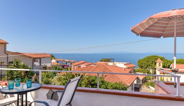 Apartment 'Appartamento Con Vista Mare Chiessi' with Sea View, Balcony and Air Conditioning
