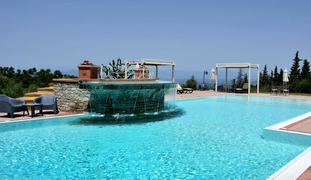 Apartment in villa with pool, WIFI, sauna, hot tub, TV, patio, pets allowed, panoramic view, parking