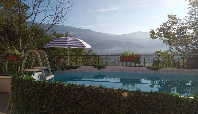 Apartment with pool, Aircon & mountain views