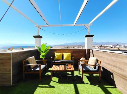 Atardecer Suites, 2Hab a 20 metros de la playa con terraza y vistas al mar