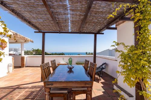 Authentic apartment with pool and sea view