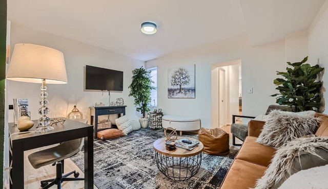 Baltimore Beauty! Johns Hopkins! Private Parking!