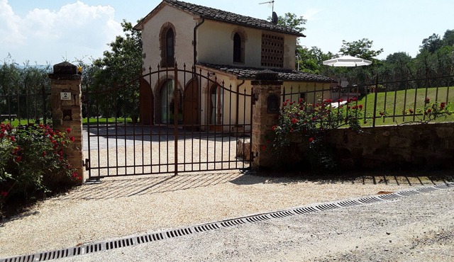 Barn with private swimming pool very close to San Gimignano, Siena, Volterra and Florence