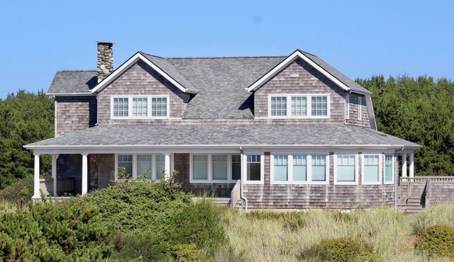 Beach Front, Cape Cod Coastal Story Book Home, 10 minutes from Westport