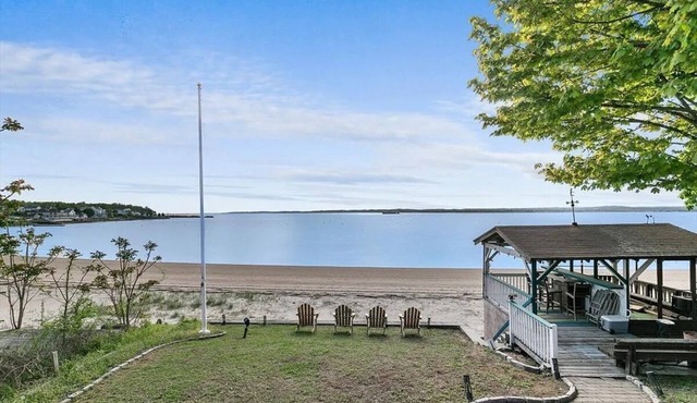 Beachfront Apartment- 10 min from Downtown