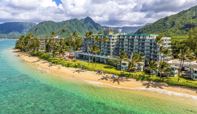 Beachfront Penthouse w/3 Lanais on O’ahu!