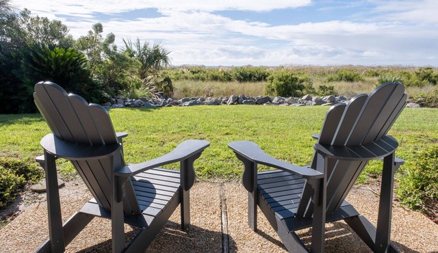 Beachfront, Remodeled 2bed/2.5bath with Pool