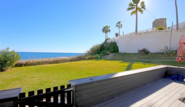 Beachfront townhouse with air-con and Wifi, On the beach just five minutes to port