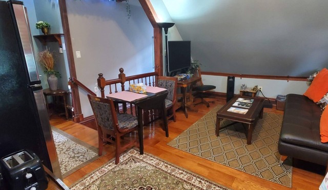 Beautiful 1 Bedroom Loft with big jetted tub and shower also on-site parking !