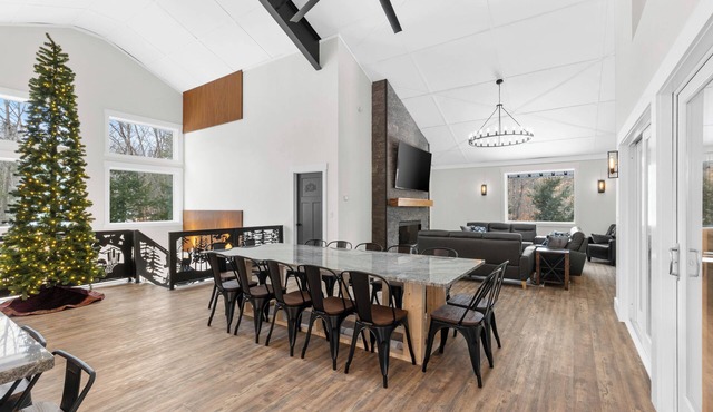 Beautiful 4000 SF, Sleeps 16, 1 Mile to Storyland, Private 53 Acres