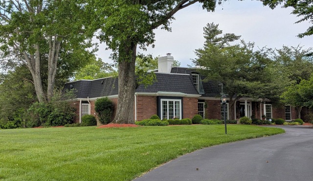 Beautiful and Scenic 6 bedrooms and 6 bathrooms large pool a hot tub 7000sqft