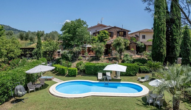 Beautiful apartment in villa with pool, WIFI, A/C, TV, pets allowed, panoramic view and parking