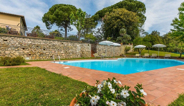 Beautiful apartment in villa for 8 guests with private pool, WIFI, terrace and pets allowed