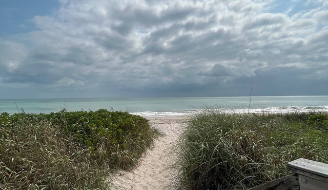 Beautiful Condo with Marina View and Minutes walk to Private Beach!