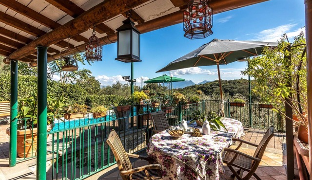 Beautiful cottage with historic charm in the countryside with private pool.