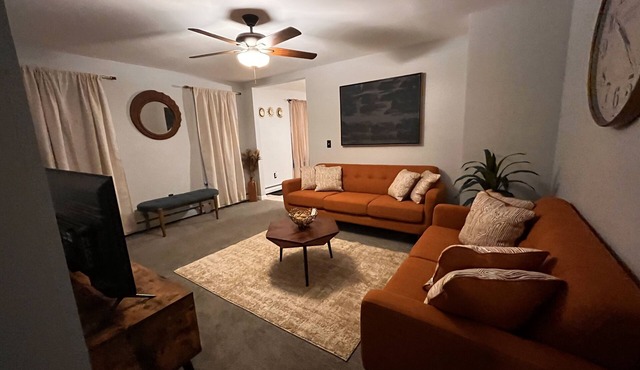 Beautiful cozy2 bedrooms located in a safe community just minutes from downtown.