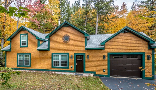 Beautiful home, 3 bed/3 bath. located near Storyland, N.Conway. Dog friendly.