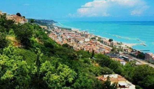Beautiful house in the heart of the medieval village, between the mountains and beaches