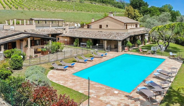 Beautiful and spacious villa with private pool and large garden, located in Montefiore dell'Aso, jus
