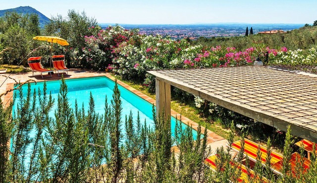 Beautiful private villa with hot tub, A/C, WIFI, private pool, TV, patio and pets allowed