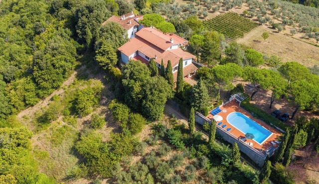 Beautiful private villa for 10 guests with private pool, WIFI, TV, patio and pets allowed