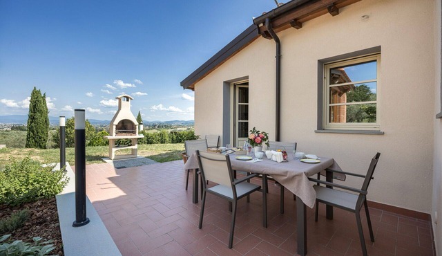 Beautiful private villa with hot tub, A/C, WIFI, pets allowed and panoramic view, close to Flore.