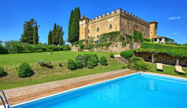 Beautiful private villa with private pool, WIFI, A/C, patio, panoramic view, close to San Gimignano