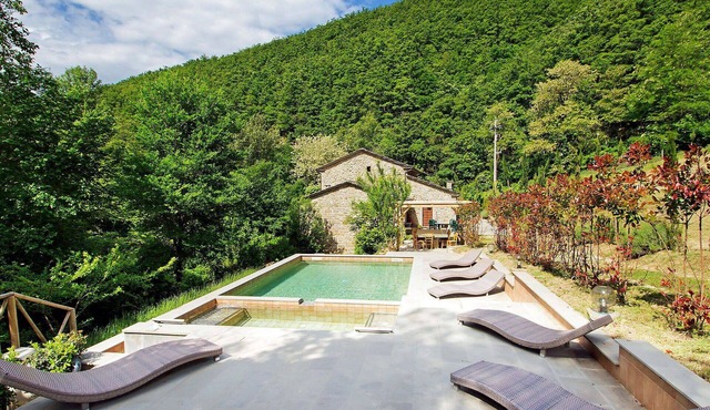 Beautiful private villa for 15 guests with private pool, hot tub, WIFI, TV, patio and pets allowed
