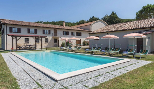 Beautiful private villa for 24 people with private pool, WIFI, balcony and pets allowed